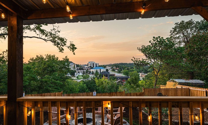 Downtown Branson House | Cozy Dwntwn Branson Boho Bungalow. Deck-Firepit Area. B-Landing & Hspital 3-min.