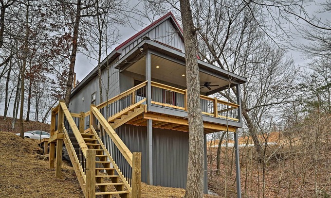 East Bernstadt Cabin | Cozy East Bernstadt Cabin w/Porch + Fishing Lake!