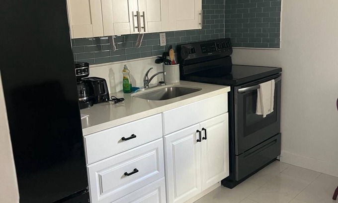 Edgewood House | Cozy Edgewood Hideaway - 8 mins from Airport - Sleeps 6 - Newly renovated.