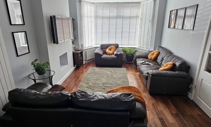 Colindale House | Cozy & Elegant 4 Bedroom Home Near Wembley