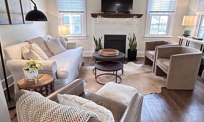 Columbia House | Cozy Elmwood bungalow in quiet neighborhood close to USC, hospitals & downtown