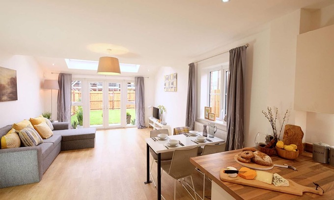 Leeds Apartment | Cozy entire home with 2 bedroom in Leeds