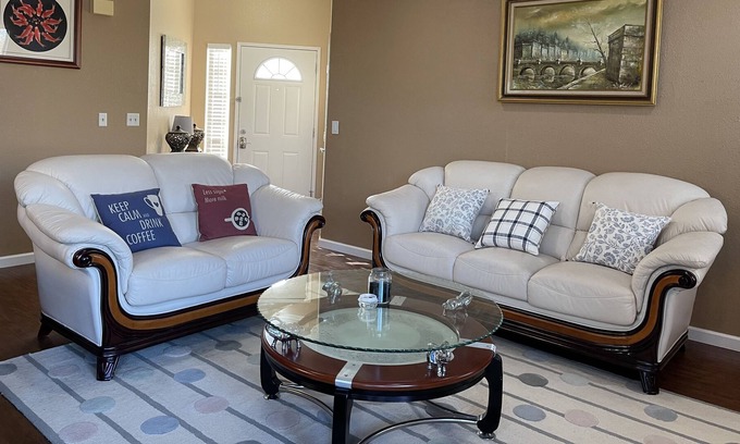 Elk Grove House | Cozy Entire House in Elk Grove 3b/2b with big yard