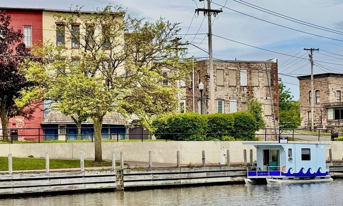 Medina Boat Rental | Cozy Erie Canal Houseboat in the Heart of Bustling Downtown Medina