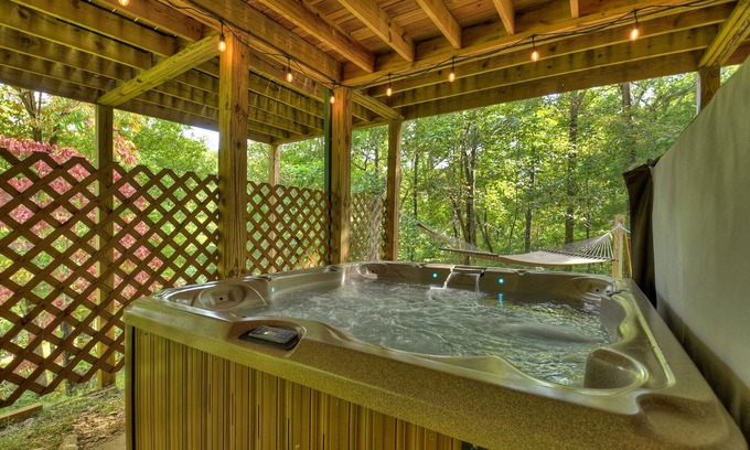 Natures Courtyard Cabin | Cozy Escapes: Hot Tub, Fire Pit & Fireplace Retreat - Buffalo Ridge