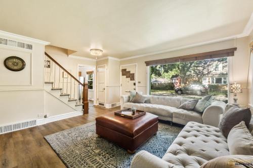 Evanston House | Cozy Evanston Villa with cinema and massage sofa