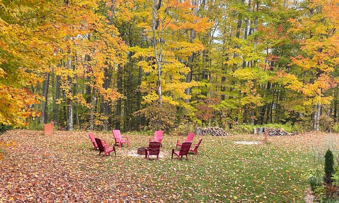 St Ignace House | Cozy Fall Getaway! Enjoy Fall Colors & Family Games by the Camp Fire