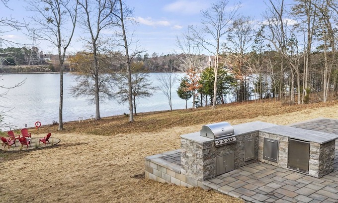 Belmont House | Cozy Fall Nights | Hot tub+Firepit+Sleeps 14+Lake Wylie | 20m to CLT