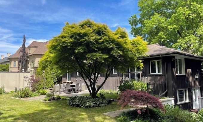 Burlington House | Cozy Family Bungalow on Lakeshore, steps from Paletta Mansion Historical Estate