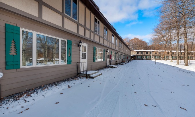 Eagle River Condo | Cozy, family-friendly, riverview condo w/a furnished patio & gas fireplace