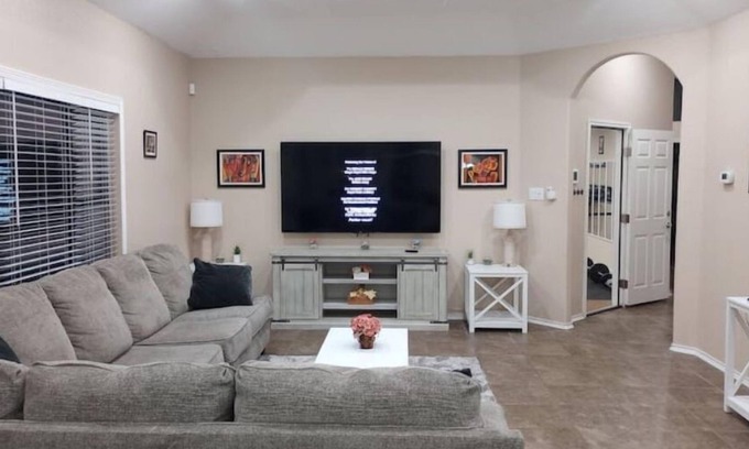 Converse House | Cozy/Family Friendly 3 BR House
