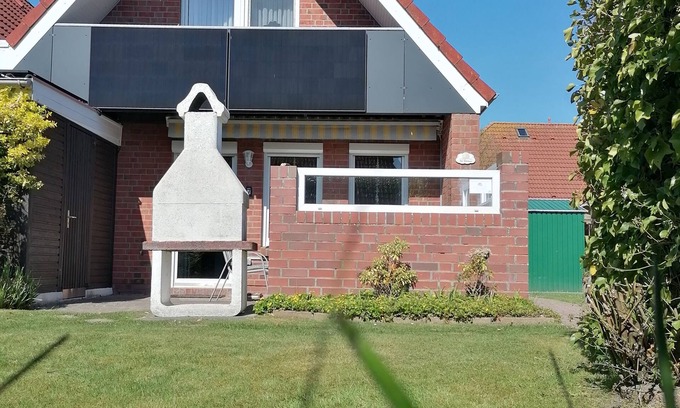 Neßmersiel House | Cozy family-friendly holiday home with Wi-Fi, bicycles and cot
