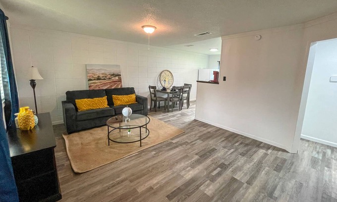 Kreole Apartment | Cozy Family-friendly 2 Queens 1 Bath Full Kitchen