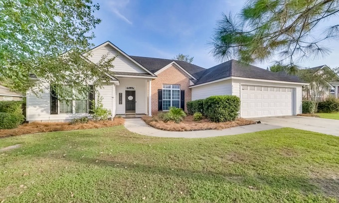 Valdosta House | Cozy Family Home with Spacious Backyard, Screened Patio, and Jetted Tub