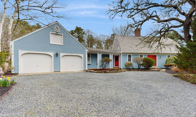 Brewster House | Cozy family retreat with kayaks, board games, AC, and beach access