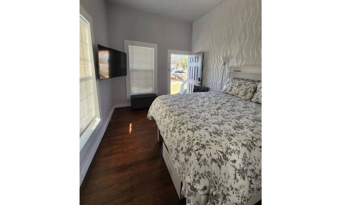 Government Hill Apartment | Cozy Farm Style Apt. Conveniently Located Downtown