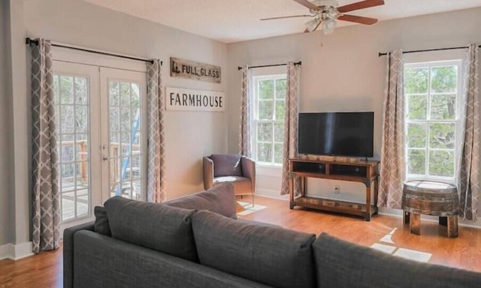 Boerne House | Cozy Farmhouse close to Sisterdale and Texas Wine Country!