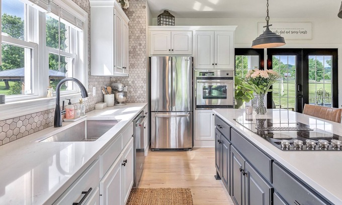 Nolensville House | Cozy Farmhouse Cottage. Family retreat in Historic Franklin. Hot Tub!