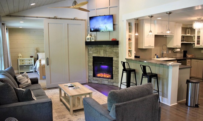 Fayetteville Other | Cozy Farmhouse, near Lynchburg and Fayetteville