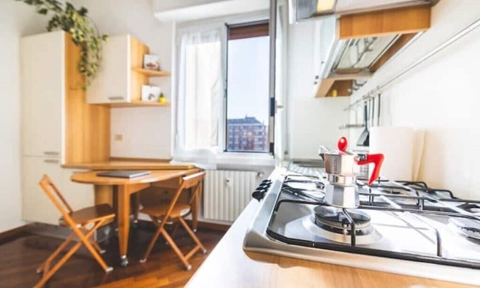 Gorla Apartment | Cozy flat for 2, close to the underground