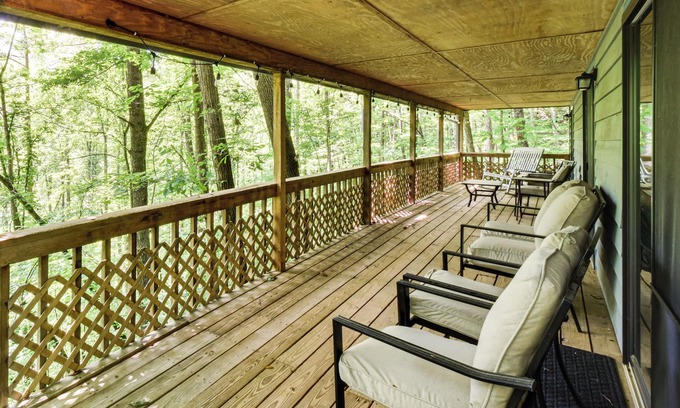 Franklin House | Cozy Franklin Retreat w/Deck - 5 Mi to Downtown!