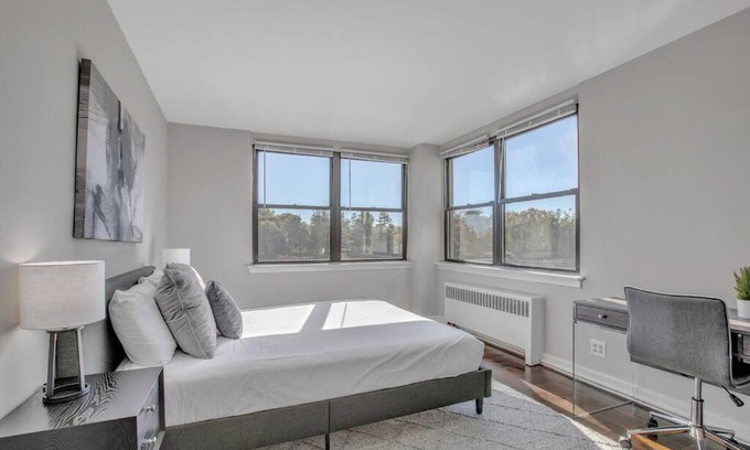 East Falls Apartment | Cozy Furnished 2Br Apartment with Gym, Pool