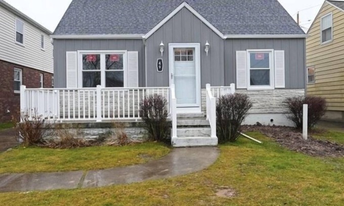 Cheektowaga House | Cozy furnished 4 bedroon house centrally located. Easy access to all in Buffalo.