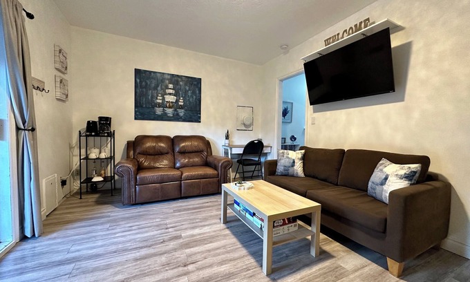 Langford House | Cozy Garden Suite with Spacious Patio & Free Parking: Your Private Retreat!