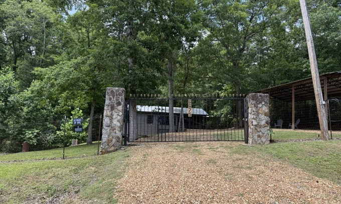 Fort Payne House | Cozy Gated Cabin Overlooking the Bluffs – Steps from Little River Canyon