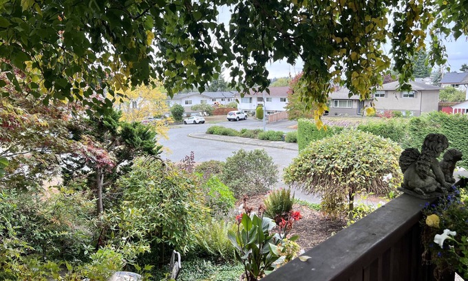 Saanich West House | Cozy Gem: Heart of Victoria