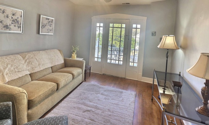 Germantown Apartment | Cozy Germantown Haven walking distance to many restaurants