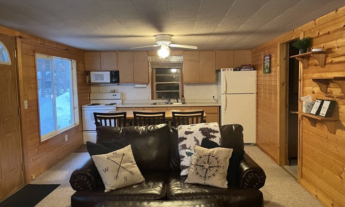 Crivitz Cabin | Cozy Getaway by Crooked Lake. Steps to the boat launch