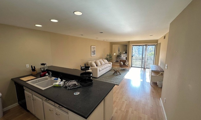 Beverly Grove Condo | Cozy getaway in West Hollywood Pad
