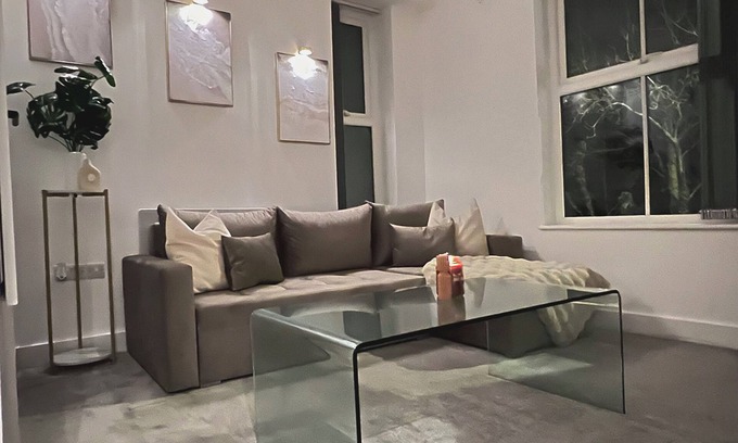 Trafford Apartment | Cozy Getaway Minutes From Old Trafford, Trafford Centre & Other top Attractions!
