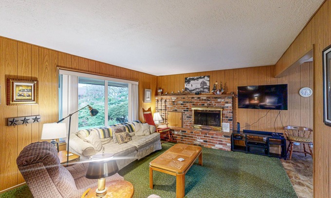 Tolovana Park House | Cozy Getaway near Beach with Partial Ocean View, Free WiFi, & Washer/Dryer