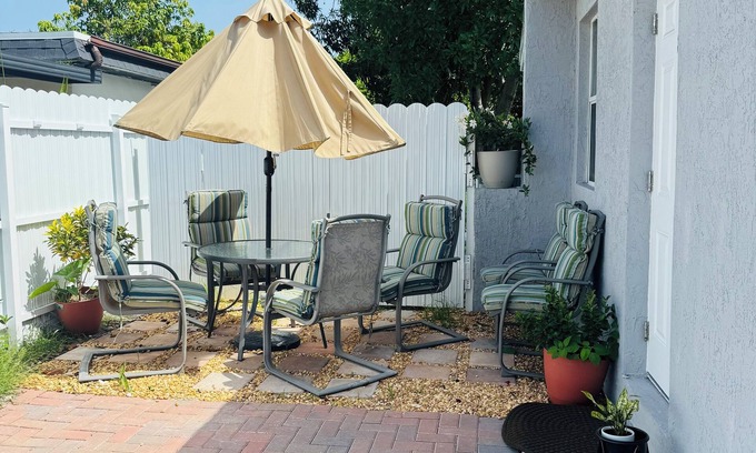 Hollywood Apartment | COZY GETAWAY NEAR BEACHES& CASINOSnHome in Hollywood, FL