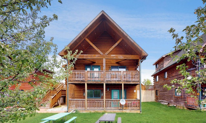 Warrens Cabin | Cozy Green 2 bedroom cabin with a LOFT AREA in enchanting Warrens, Unit A