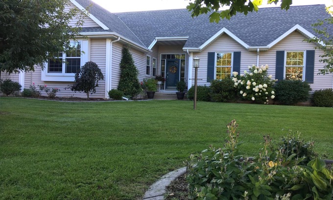 Allouez House | Cozy Green Bay home in quiet suburban neighborhood & minutes from Lambeau Field.