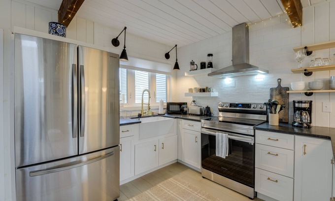 Putney House | Cozy 'Green Mountain Chalet' in Putney Town