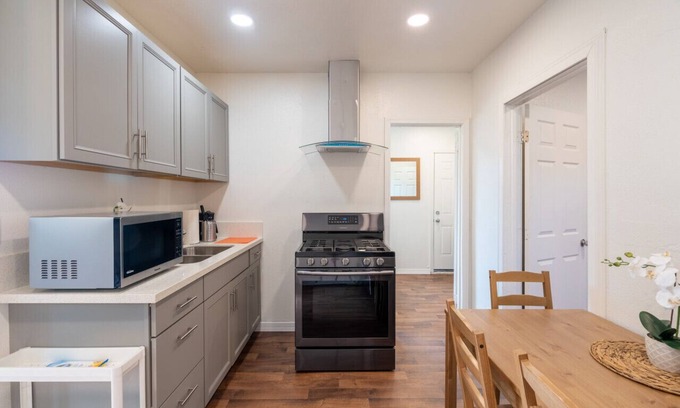 Azusa House | Cozy Guest Home! 2bd, 1bath.