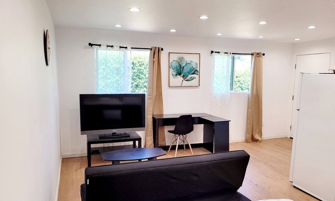 Burbank Apartment | Cozy guest house close to Warner Brothers, Universal Studios, Burbank Airport