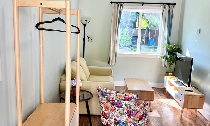 Gordon Head Bed & Breakfast | Cozy Guest house near UVIC