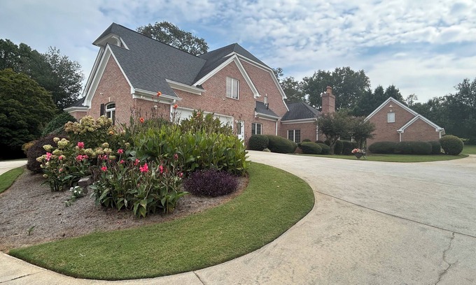 Conyers House | Cozy guest house with pool a table and a swimming pool.