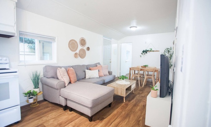 Bethel-Danebo House | Cozy Guesthouse Close to Parks, 20 min to U of O , 8 min to Airport