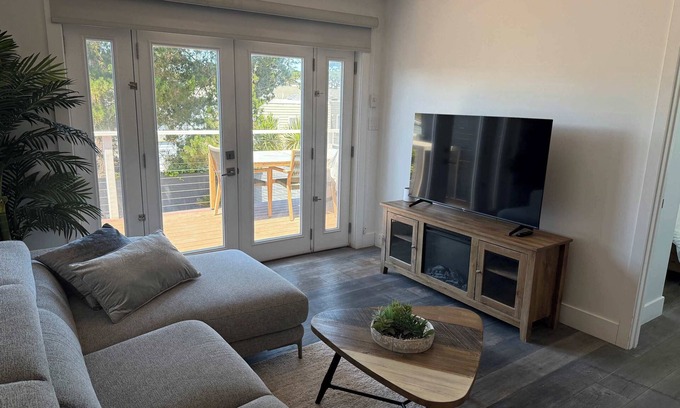 Parkside House | Cozy Guesthouse with Modern Appliances & Private Patio