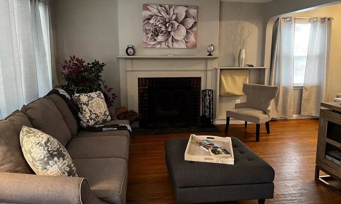 Sharon Hill House | Cozy Haven 5 mins from airport/Parking/Patio