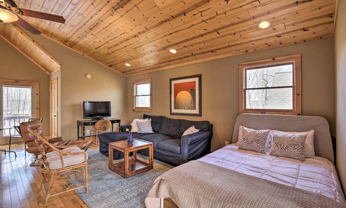 Hayesville Apartment | Cozy Hayesville Couples Getaway w/Marina Access!
