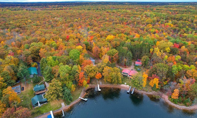 Chief Lake Cottage | Cozy Hayward Cottage w/Dock & Lakefront View