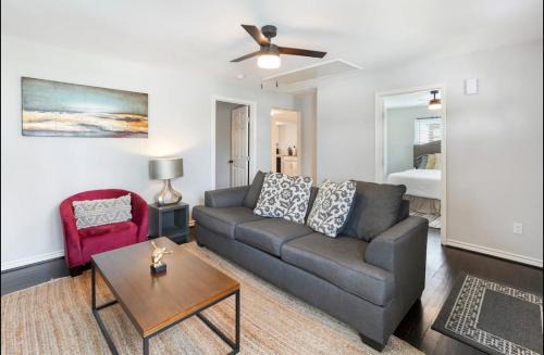 Washington Ave./ Memorial Park House | Cozy Heights 2 BD Bungalow, Walkable