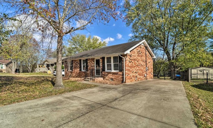 Hendersonville House | Cozy Hendersonville Home with Yard - Near Lake!